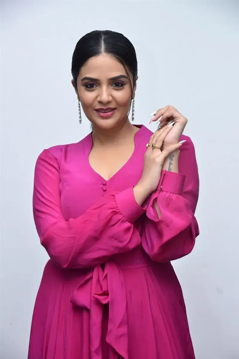 TV ANCHOR SREEMUKHI AT SAMMATHAME MOVIE PRE RELEASE EVENT 17